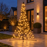 Warm witte Fairybell Premium 2 meter All-Surface op de bestrating naast buxusbollen en een wandlamp